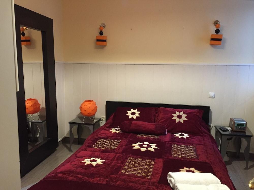 Hostal Oxum Madrid Exterior photo